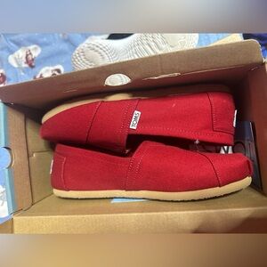 Women’s red Tom’s